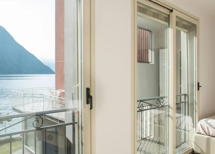 Wonderful On Lakeside Apartment