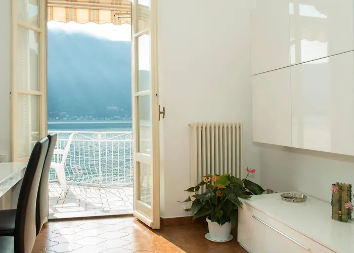 Wonderful On Lakeside Apartment